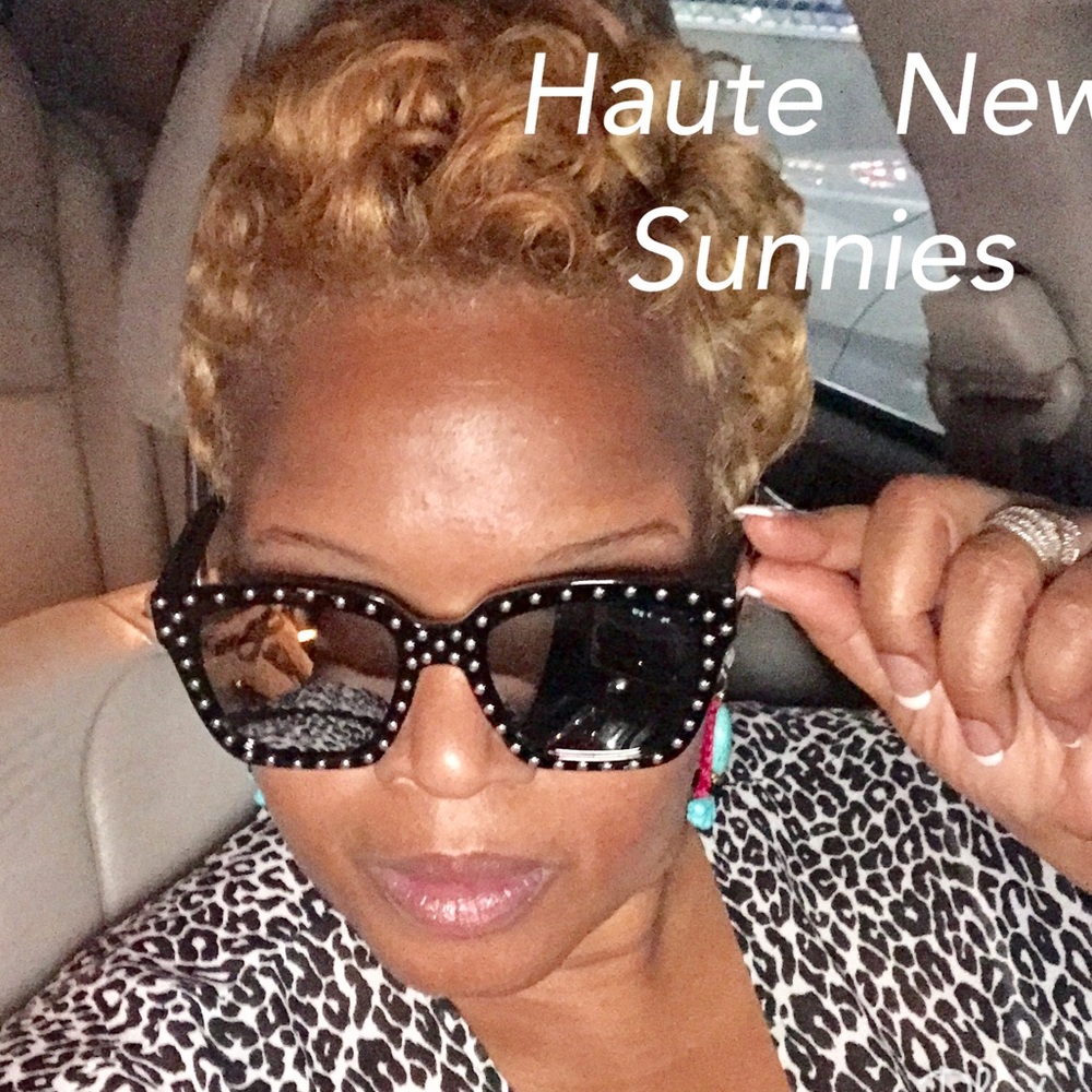 - 5⭐️New 💕 Celebrity Inspired Studded Sunglasses